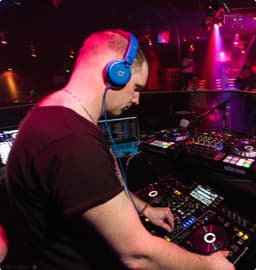 Alex là một DJ