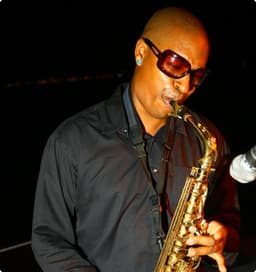 Jimmy - nghệ sĩ thổi kèn saxophone